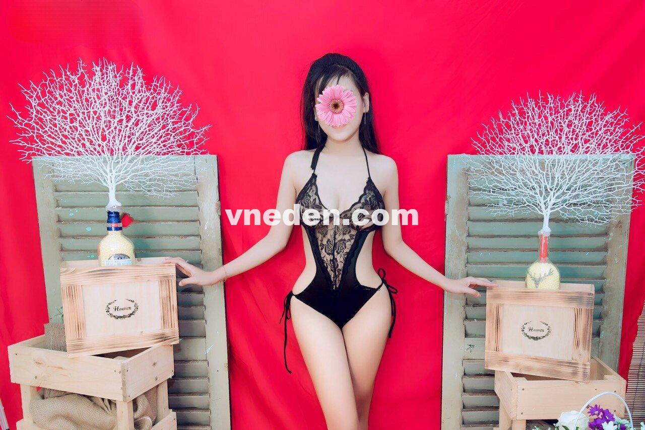 reup-yen-nhi-tre-nhiet-tinh-chieu-khach-dam-vo-doi-ngoan-2036893-original_Object Removal